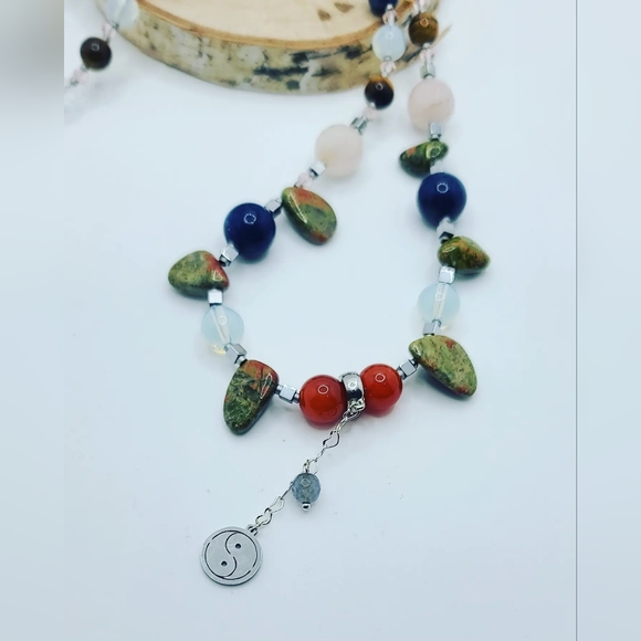 Mixed Natural Crystals, Yin-yang charm necklace - Picture 3 of 4